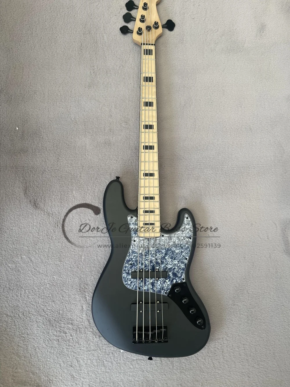 

5 string matte black bass, fixed bridge, solid wood body maple fingerboard, active battery, black pearl pickup board, customizab