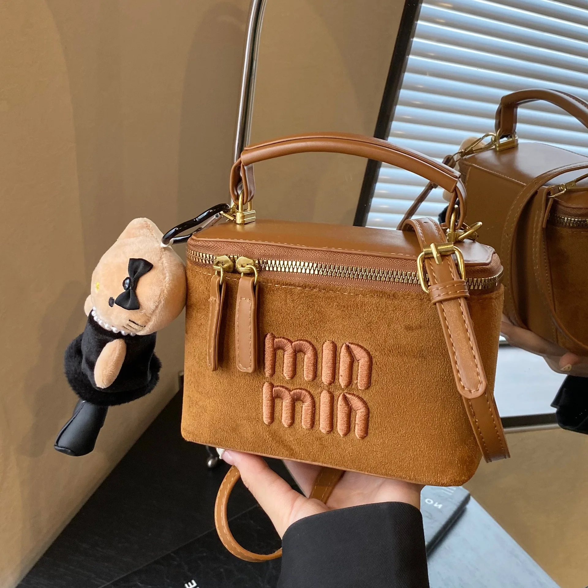 

Новая винтажная женская сумка через плечо 2025 года, кошелек в стиле ретро с верхней ручкой, компактная квадратная сумка через плечо, шикарная и универсальная ​