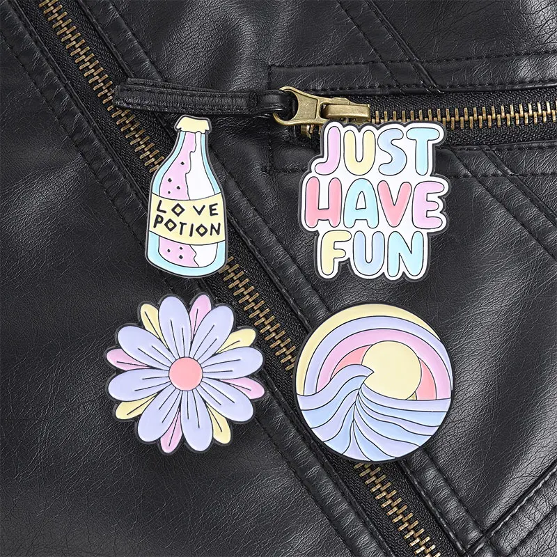Épinglette en émail arc-en-ciel « Just Have Fun » avec lettrage superposé optimiste pour une énergie positive et une ambiance joyeuse au quotidien, accessoire streetwear
