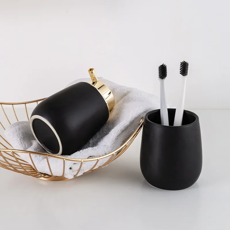 Ceramiczna butelka na balsam do rąk, płyn do dezynfekcji, kubek na płyn do płukania ust, taca, akcesoria łazienkowe do hotelu, przybory toaletowe, dekoracje łazienkowe.