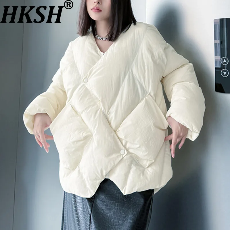 

HKSH 2025 Autumn Winter New Women Short Wadded Jacket V-neck Zipper Buttoned Solid Color Elegant Warm Cotton-padded Coat HK13817