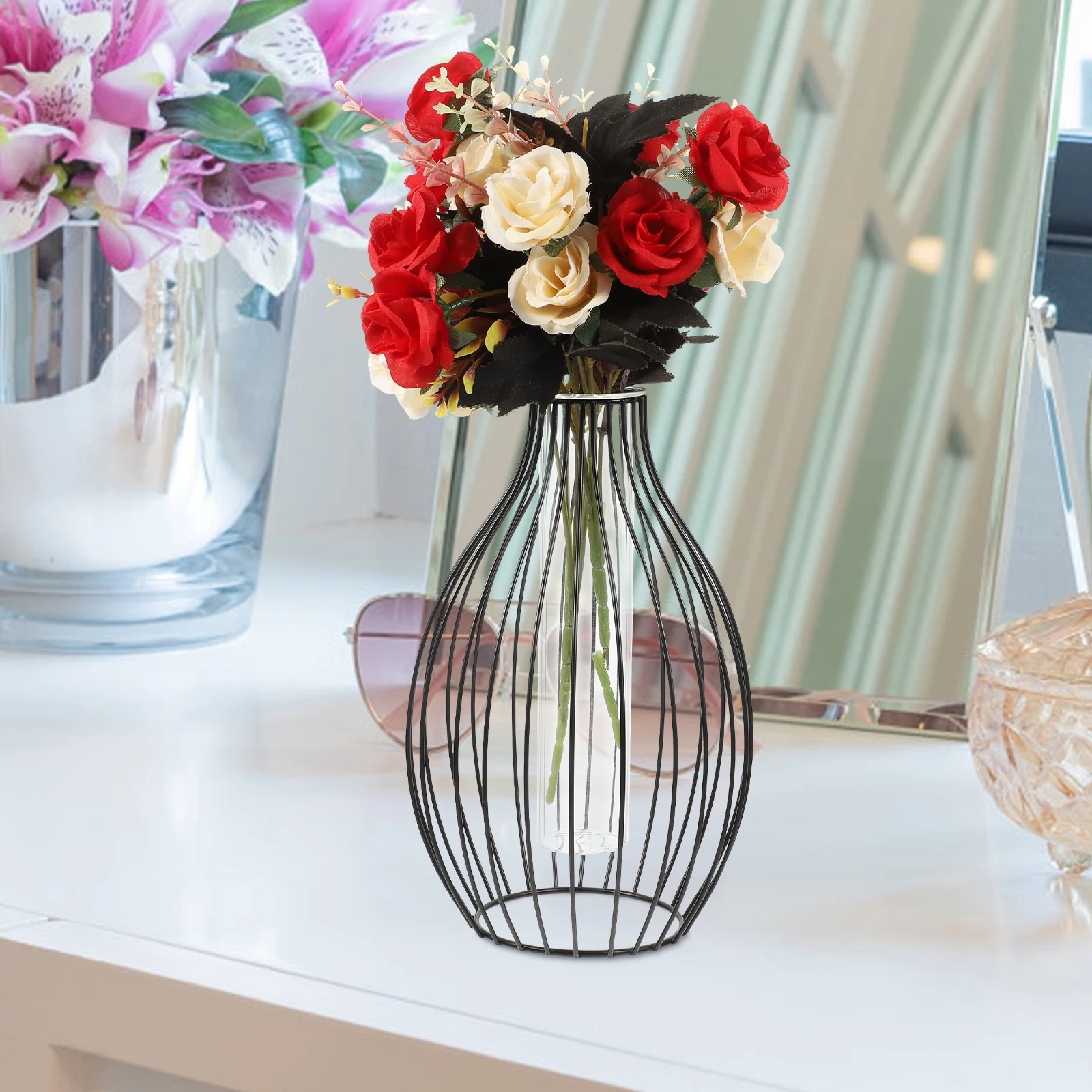 

Geometric Iron Frame Vase Lightweight Decorative Hollow Vase for Christmas Valentine Party Centerpiece Metal Glass Hydroponic