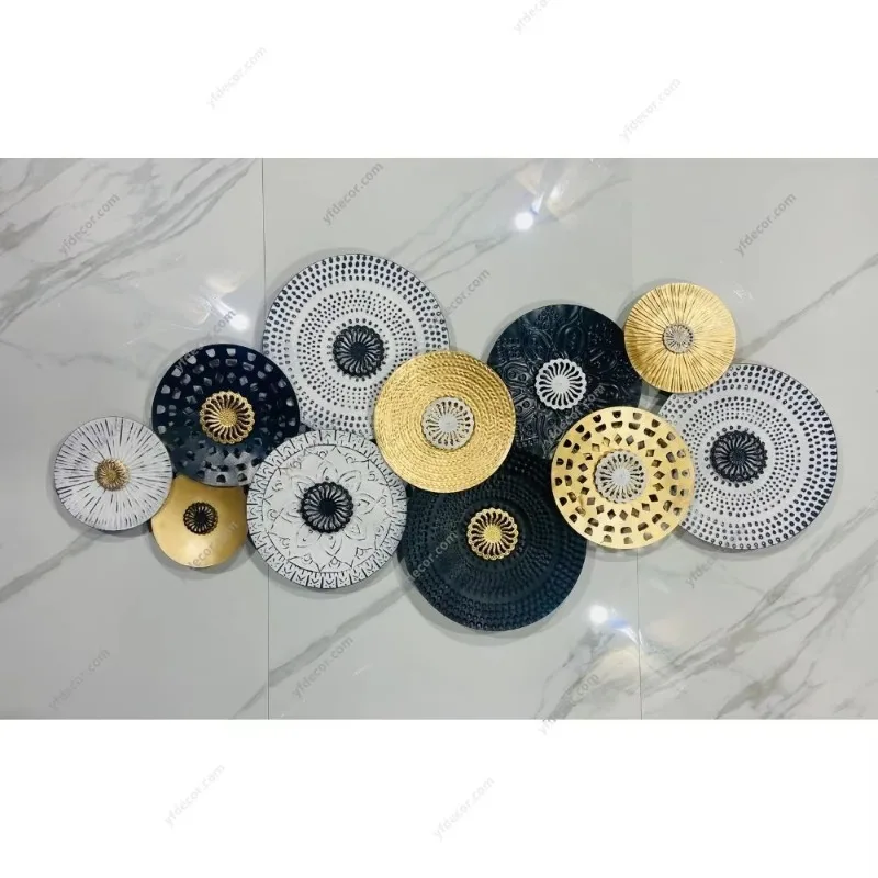 การตกแต่งผนังโลหะหรูหราที่ทําด้วยมือที่สมบูรณ์แบบสําหรับห้องนั่งเล่นการออกแบบที่มีเสน่ห์ศิลปะผนังตกแต่งประติมากรรมผนัง