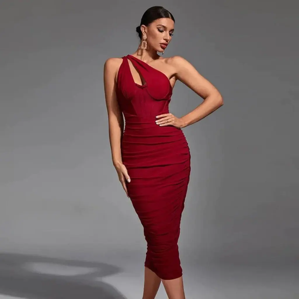 Independent Station Eap Reine Farbe Plissee One-Shoulder Fishbone Cut-out Kleid Damenmode One-Shoulder-Kleid