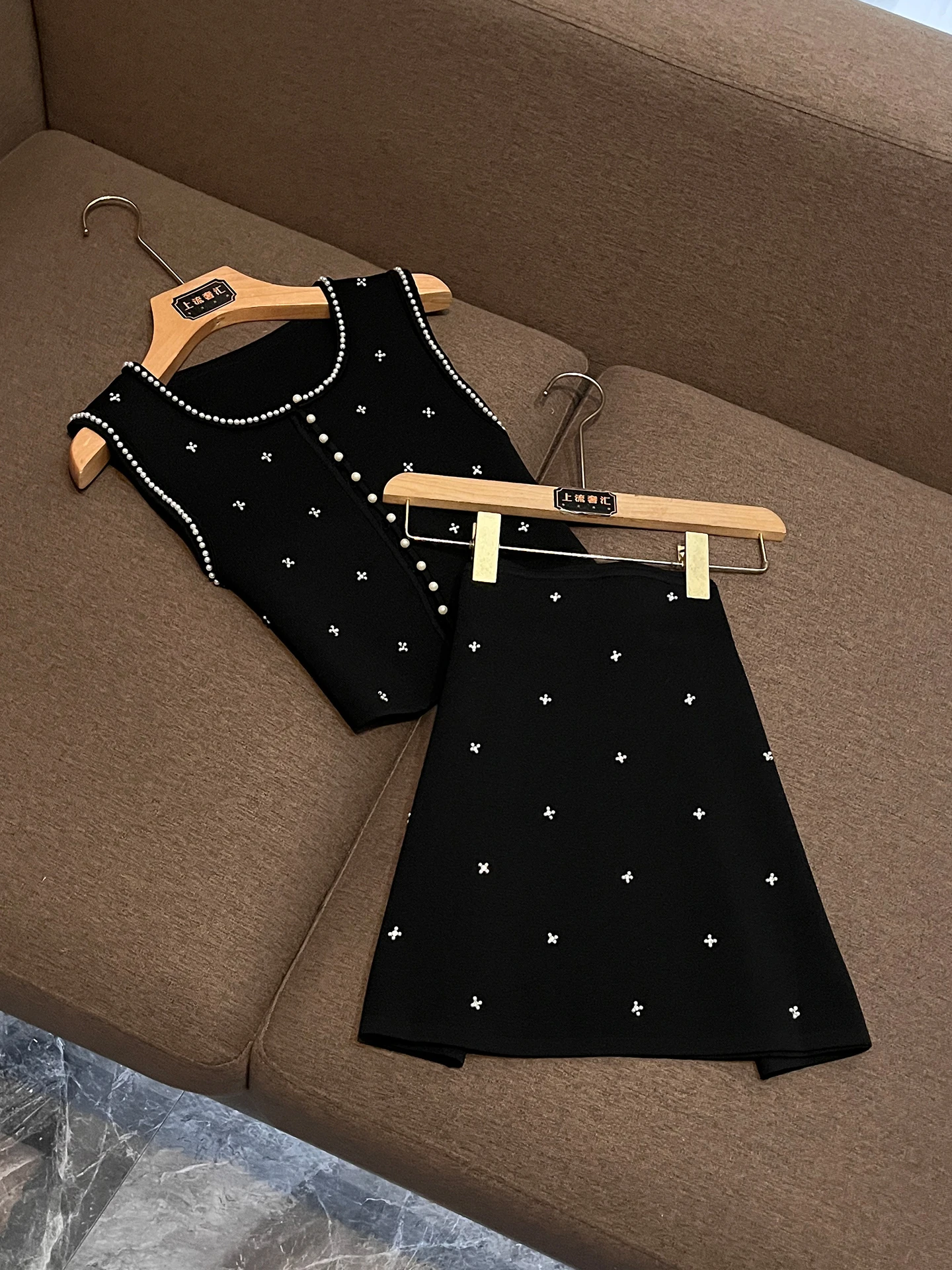 

Модный комплект для ранней весны: укороченный вязаный жилет без рукавов с бриллиантовой отделкой и удобная вязаная юбка А-силуэта P105