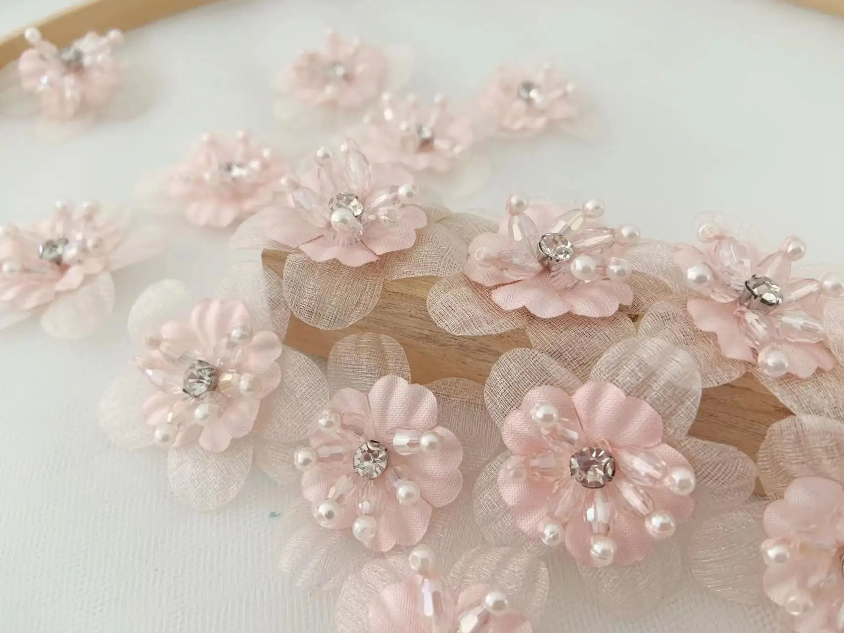 5 قطع أوف وايت 3D الزهور الخرز زين حجر الراين الأزهار التصحيح للملابس DIY، الزفاف ديكور ملون، الوردي، الأزرق، البيج