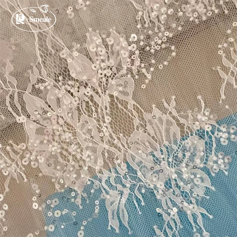 Perlenbesetzter Pailletten-Spitzenstoff, Kleine Blumenapplikation, Hochwertiger Glänzender Brautkleidstoff Neu – Detail 6