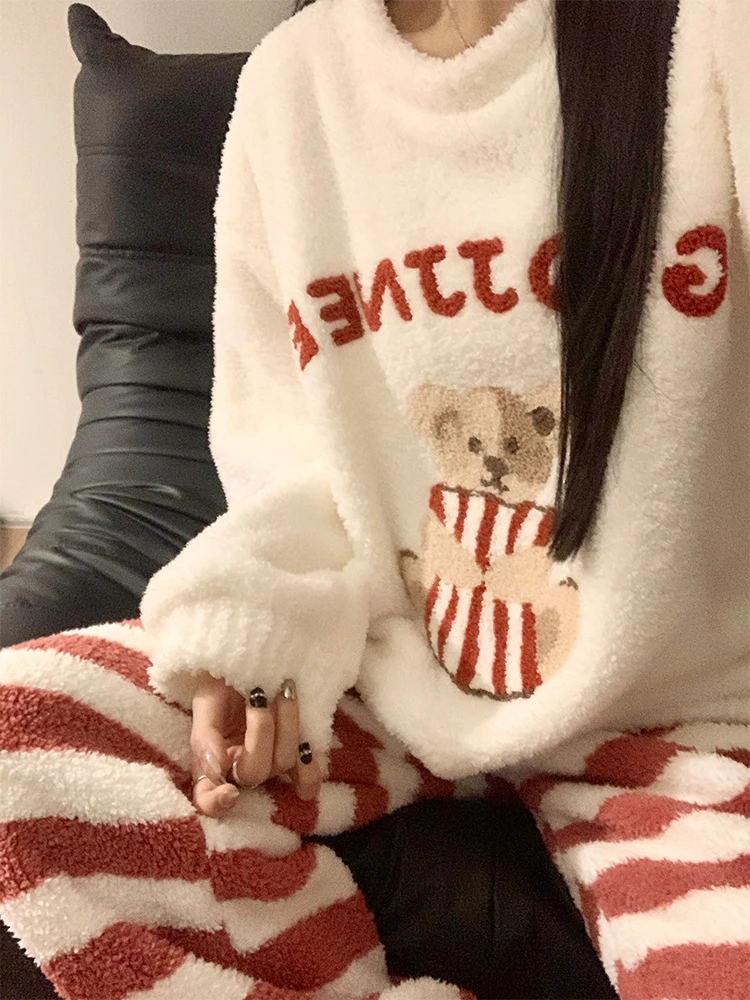 بيجامة دافئة مخملية رقيقة مخططة جديدة لعام 2025 للنساء، ملابس منزلية للخريف والشتاء من الصوف المرجاني السميك على شكل دب لطيف على شكل رسوم كرتونية
