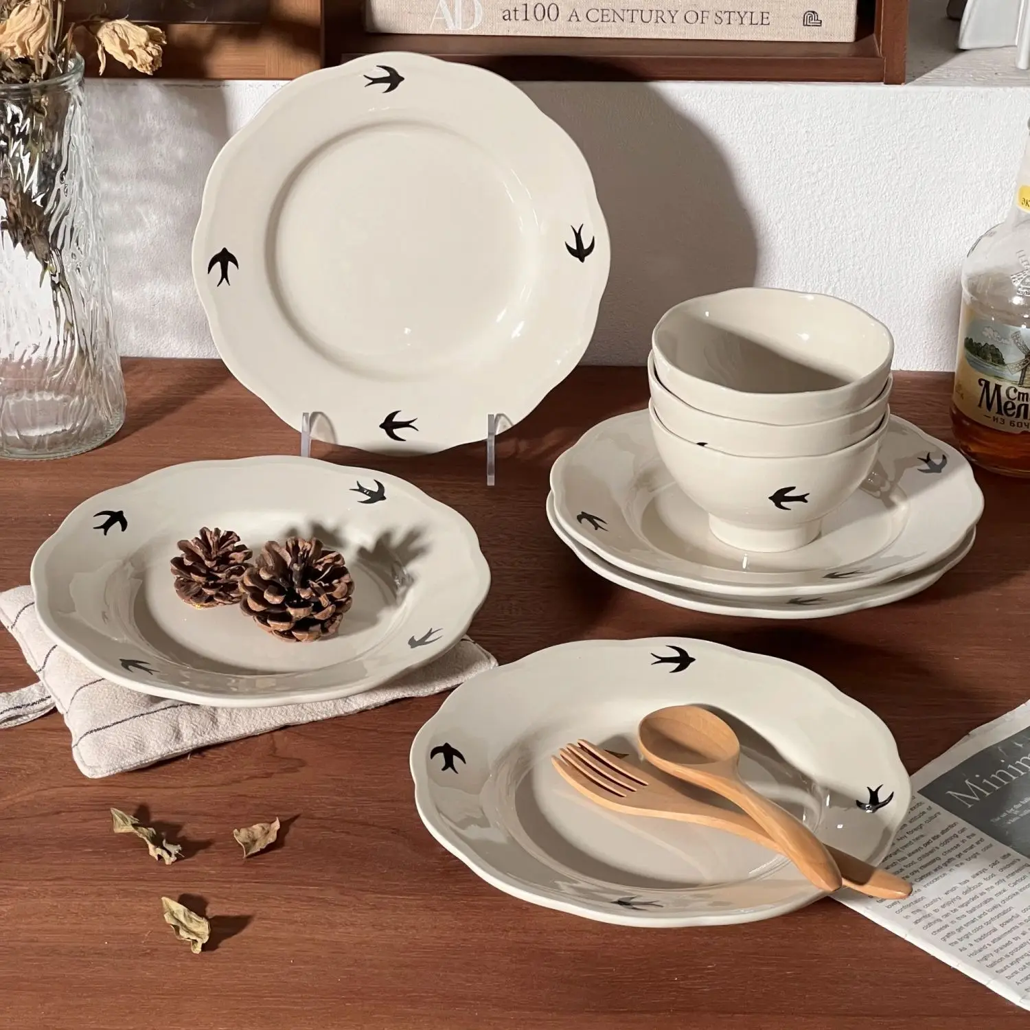 

Japanese hand-painted ceramic swallow disc retro household ceramic round dessert dish breakfast plate high value