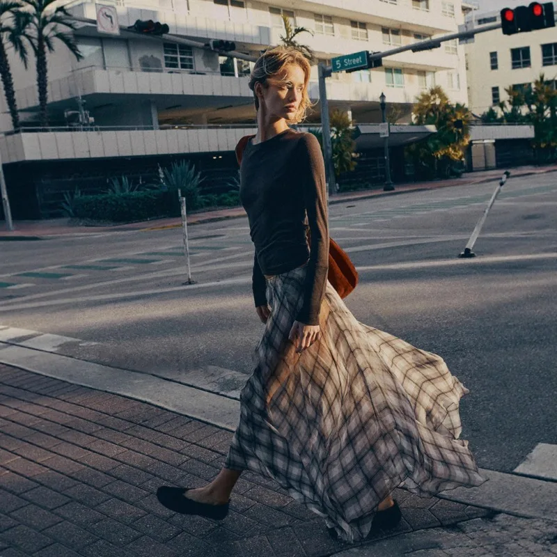 

Струящаяся клетчатая юбка-миди во французском повседневном стиле, шифоновая юбка трапециевидной формы с запахом и боковым разрезом, модный женский уличный костюм в клетку