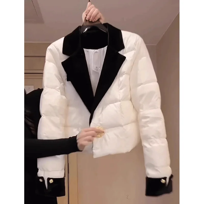 เสื้อแจ็คเก็ตฤดูหนาวผู้หญิงปี 2025 ปกบากสีขาว เสื้อโค้ทสั้นบุใยสังเคราะห์ สไตล์ลำลองสำหรับใส่ทำงาน หรูหรา สง่างาม ดูเป็นมืออาชีพ