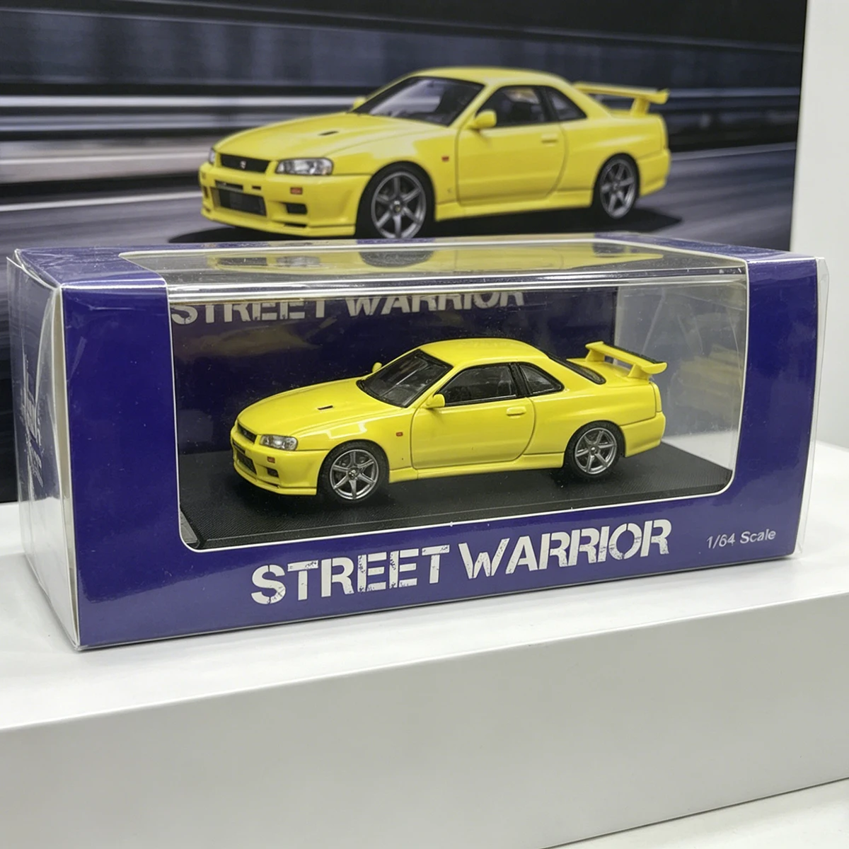 

Модель автомобиля Street Warrior 1:64 Nissan Skyline GT-R (BNR34) ярко-желтого цвета в стандартной окраске, литая под давлением, в наличии, готов к отправке