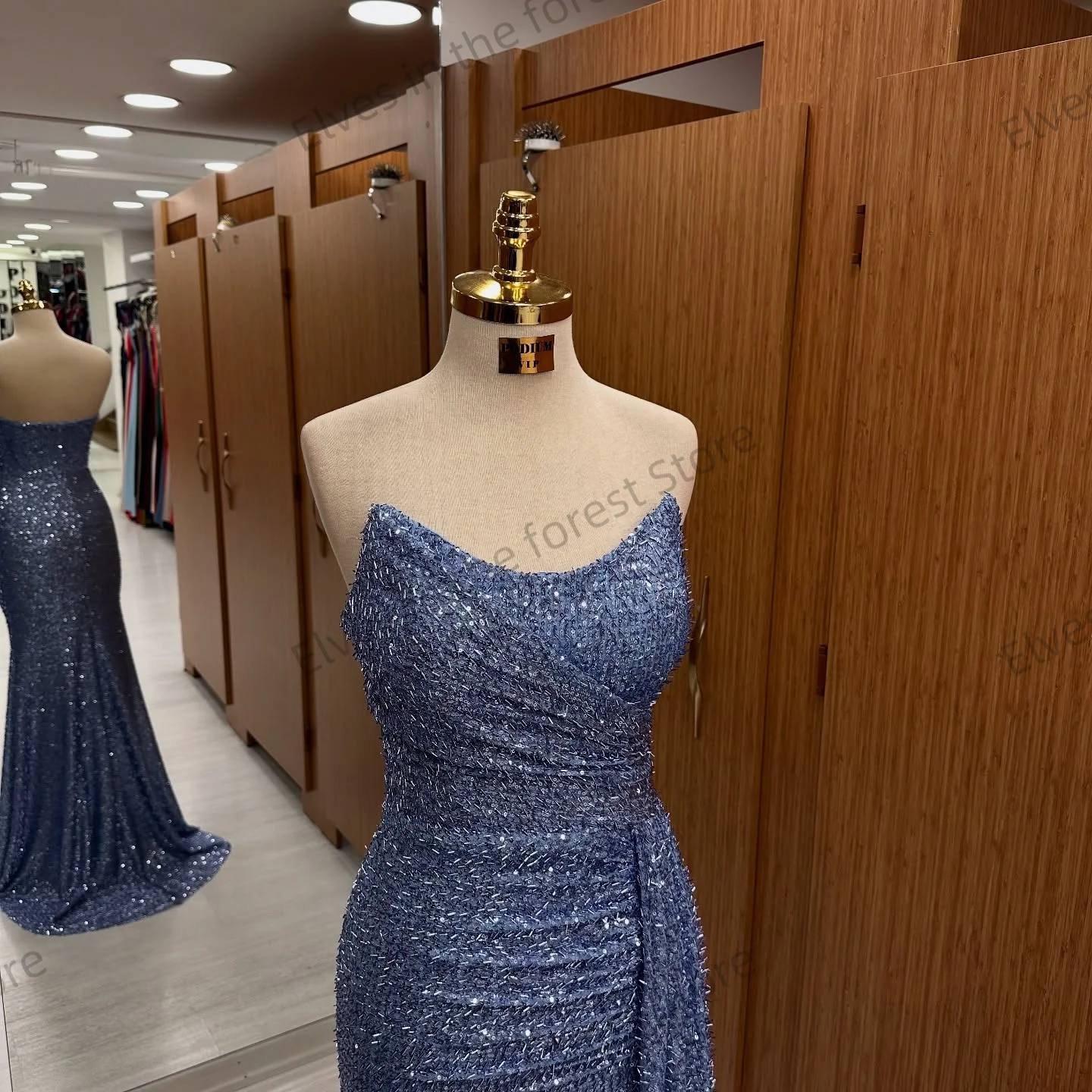 ชุดราตรีสีน้ำเงินหรูหรา ทรงเมอร์เมด คอวี สำหรับงานพรอม  ตกแต่งเลื่อม  ชุดค็อกเทลสำหรับงานปาร์ตี้ริมชายหาด  รับตัดตามสั่ง