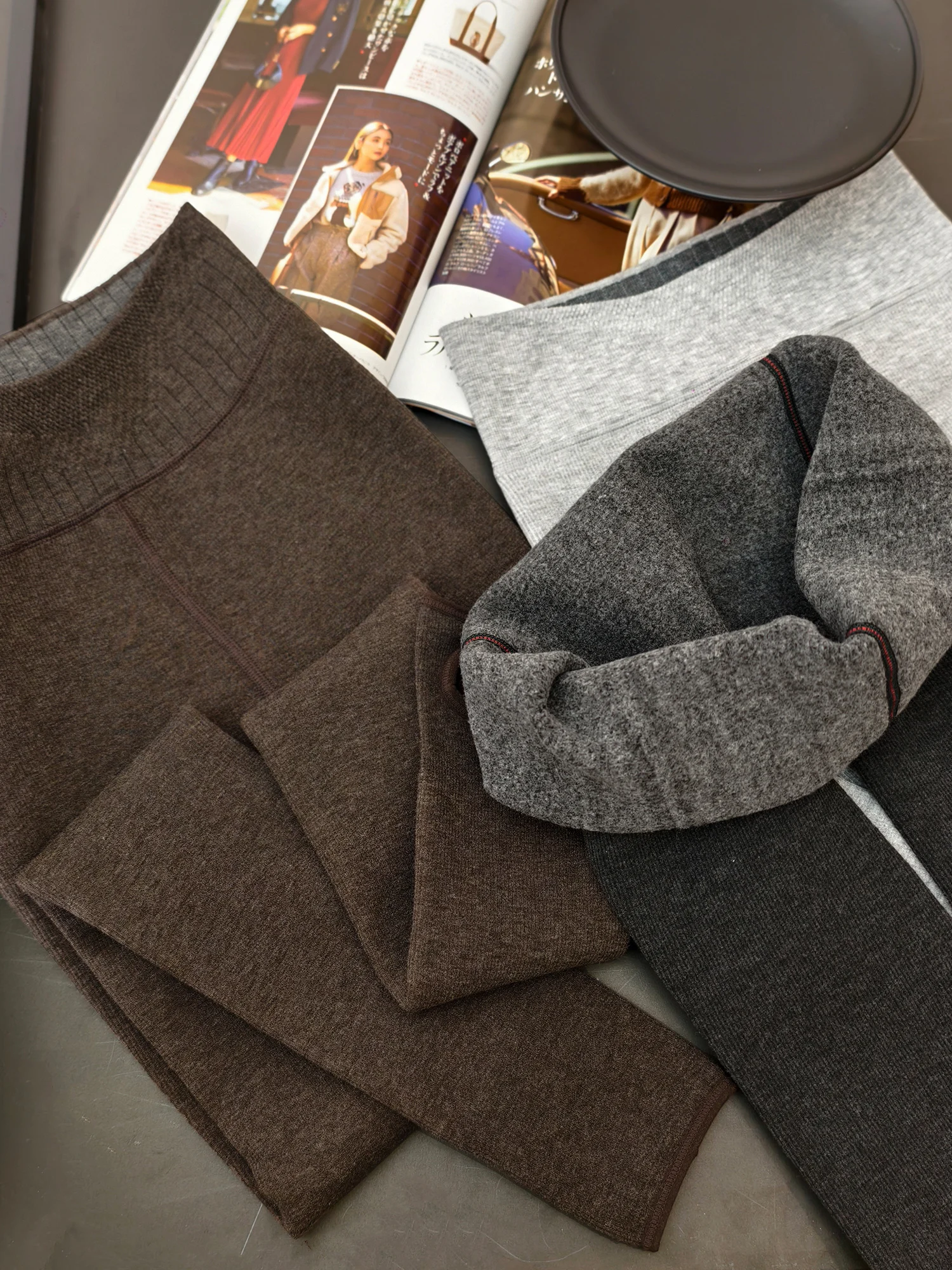 Miękkie spodnie ocieplane polarem 300g, grube, z nogawkami, wygodne, przyjazne dla skóry, długie spodnie z mieszanki poliestru, wiskozy i spandeksu.