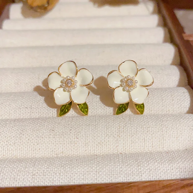 New Trend White Color Flower Green Leaf Stud Earrings for Female Sweet Temperament Jewelry Wholesale Girl Gift