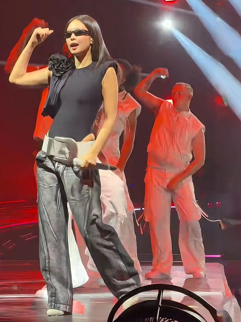 ชุดบอดี้สูทลายดอกไม้ 3 มิติ สีสันสดใส ดีไซน์แปลกตา รุ่น Jennie Stage Sle สำหรับผู้หญิง ทรงเข้ารูป ทันสมัย ผลิตจากผ้าโพลีเอสเตอร์ หรือ กางเกง