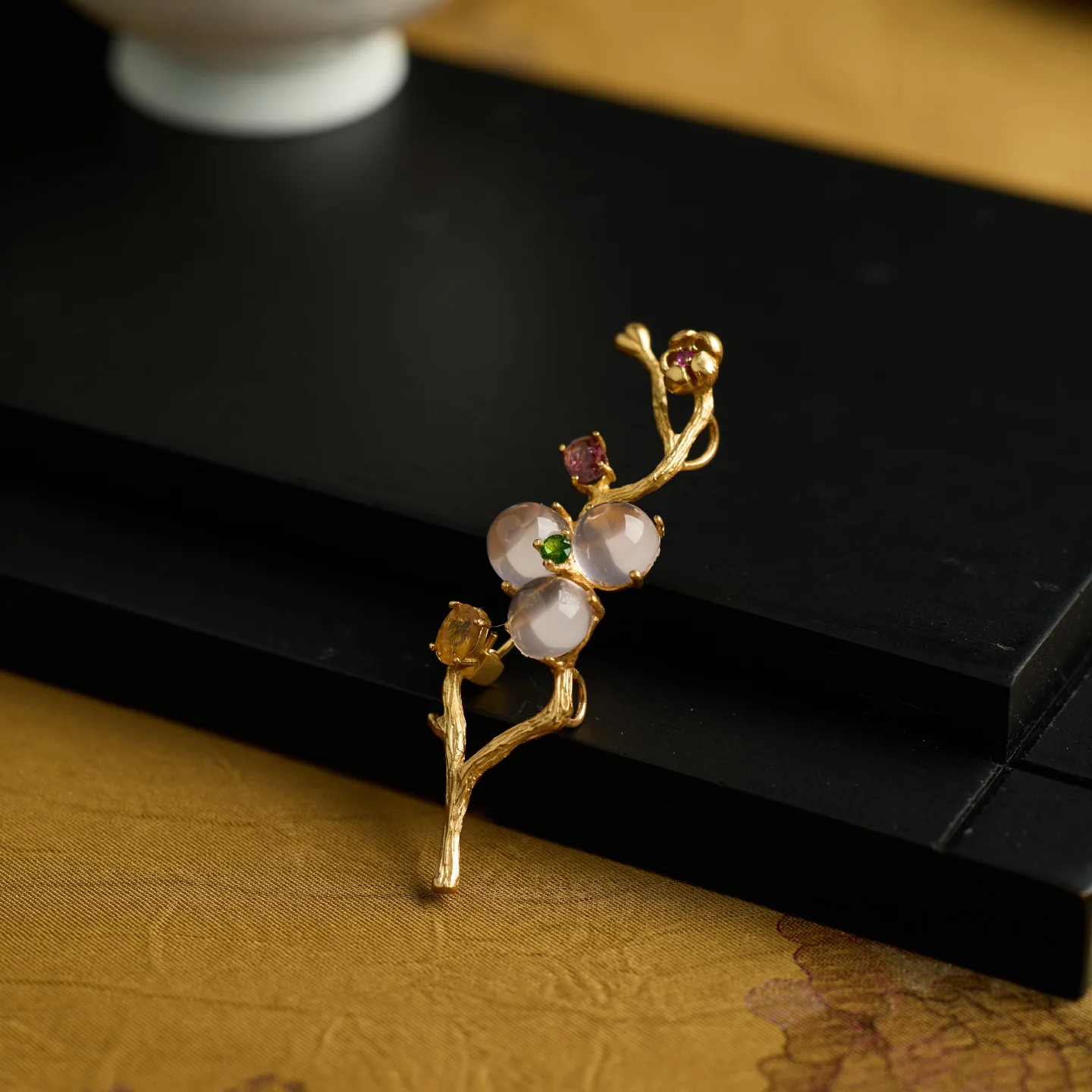 Fashionable and exquisite jewelry-grade brooch, hibiscus stone, tourmaline silver, elegant design corsage, high-end accessories