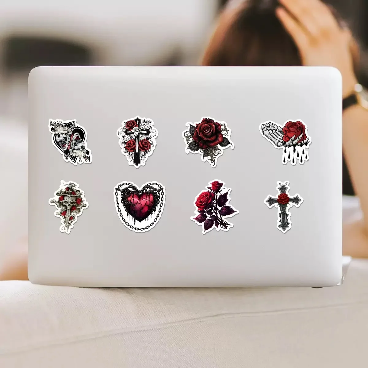 สติกเกอร์ลายหัวกะโหลกสไตล์โกธิคสีแดง 50 ชิ้น สำหรับตกแต่งโทรศัพท์ แล็ปท็อป กีตาร์ สเก็ตบอร์ด หมวกกันน็อค กระเป๋าเดินทาง