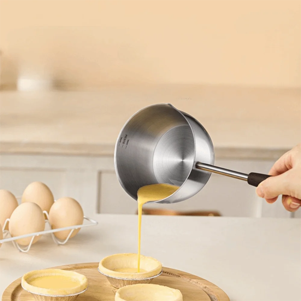 Easy To Store V Shape Diverter Nozzle Oil Pouring Pot 304 Stainless Steel Long Handle Milk Pot with Scale Hanging Sauce Pan Cook