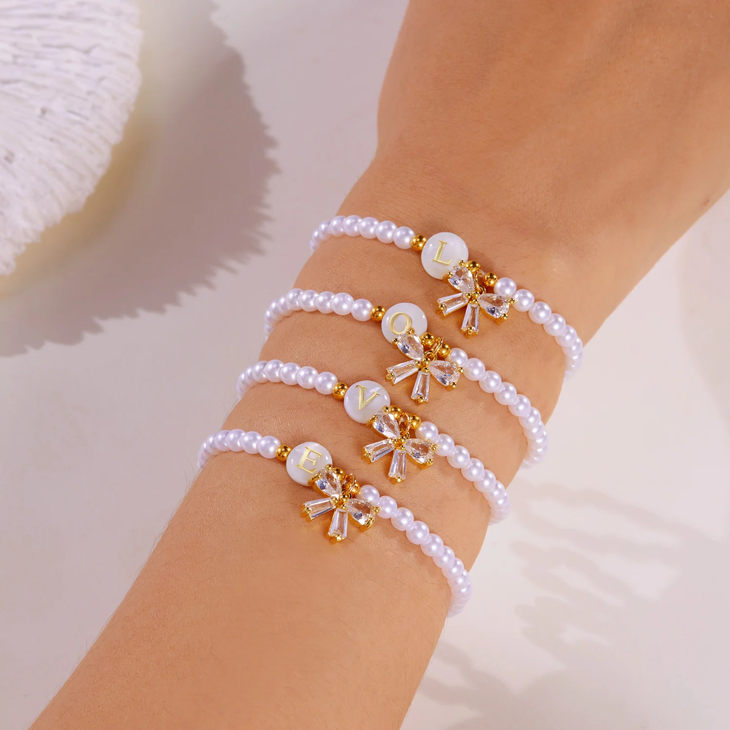 Zierliches Armband mit Imitationsperlen und 26 Buchstaben-Initialen für Damen, Luxuriöses Zirkon-Schleifenanhänger-Armband, Handgelenk-Schmuckgeschenk – Detail 3