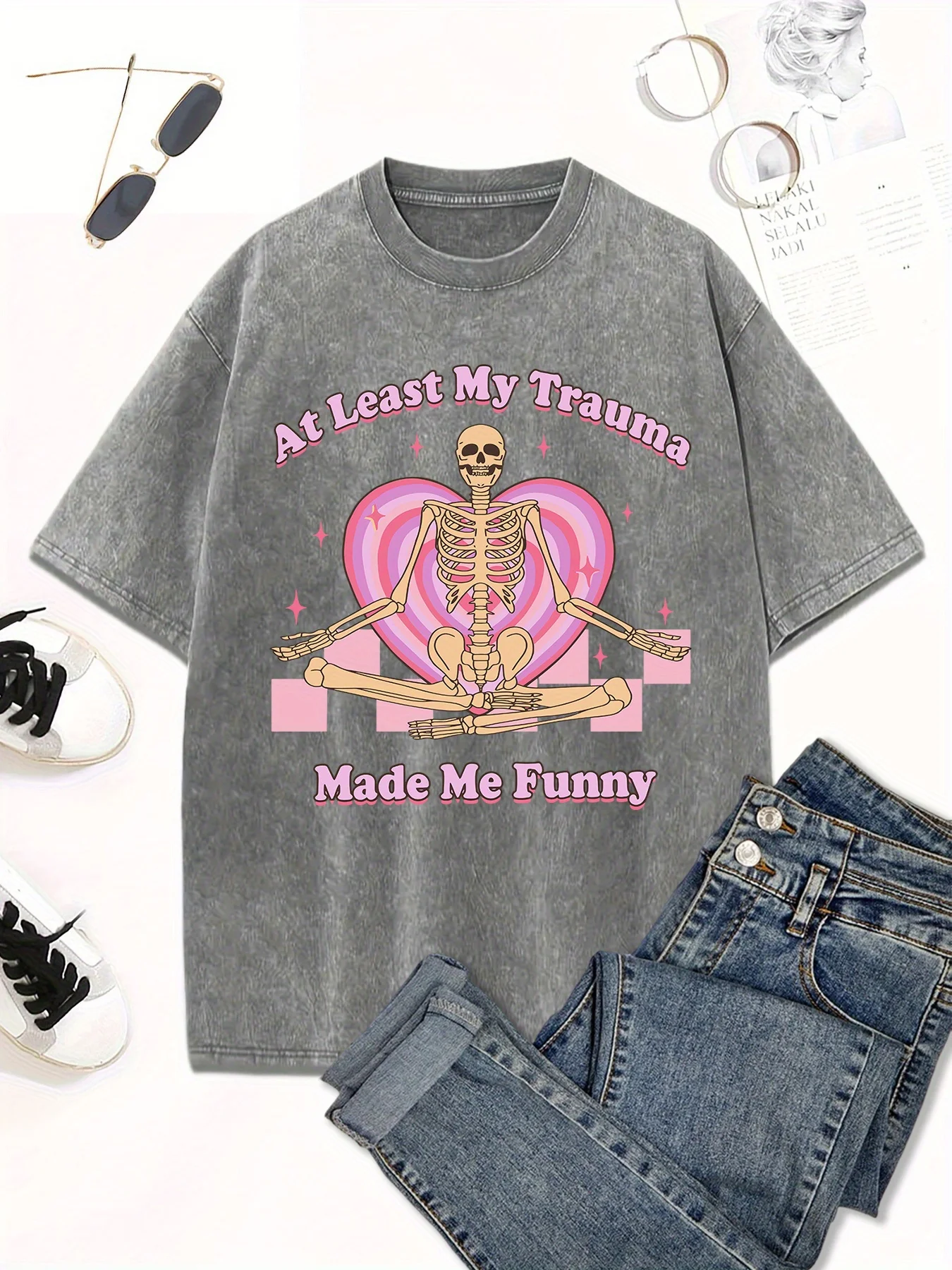 Camiseta con gráfico de esqueleto para mujer de algodón lavado de Halloween, divertida camiseta informal con cuello redondo "Al Least My Trauma Made Me Funny"