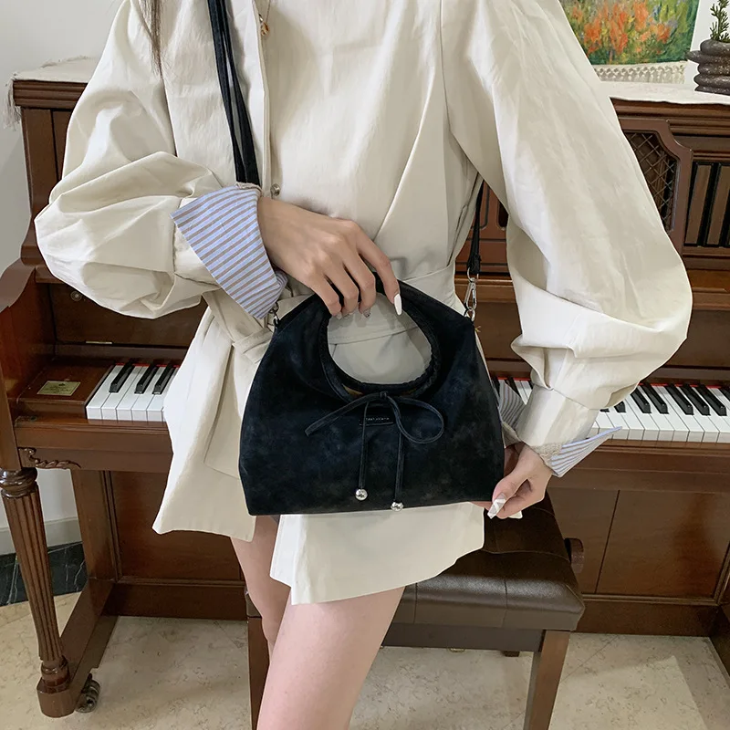 2025, nieuwe vintage suède mini-tas voor dames, zachte schoudertas, retro handtas met verenlicht, chic en compact