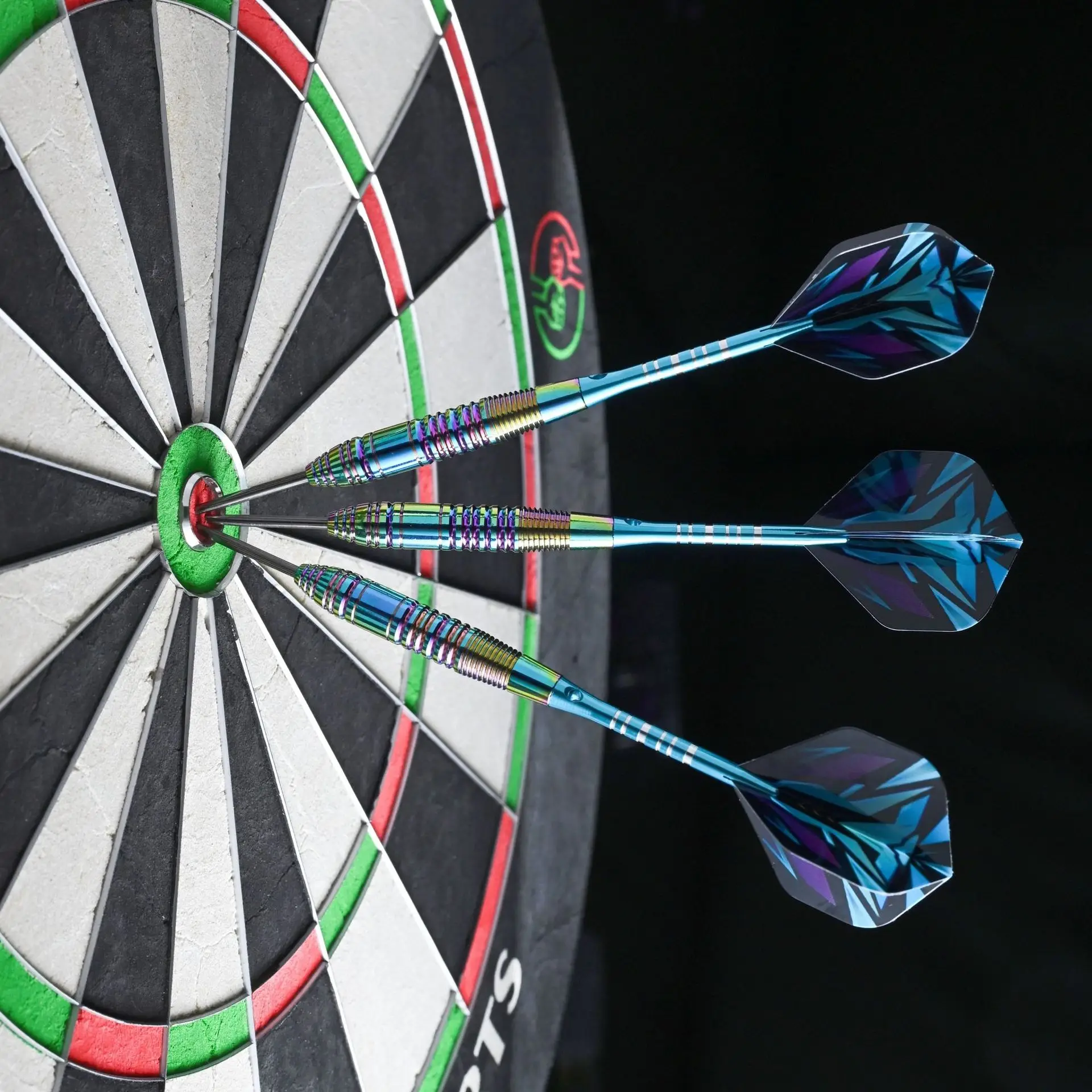 3 قطع من مجموعة سهام ذات طرف فولاذي احترافي 23 جرام عمود ألومنيوم برميلي ملون مع 6 رحلات محمولة للعبة داخلية