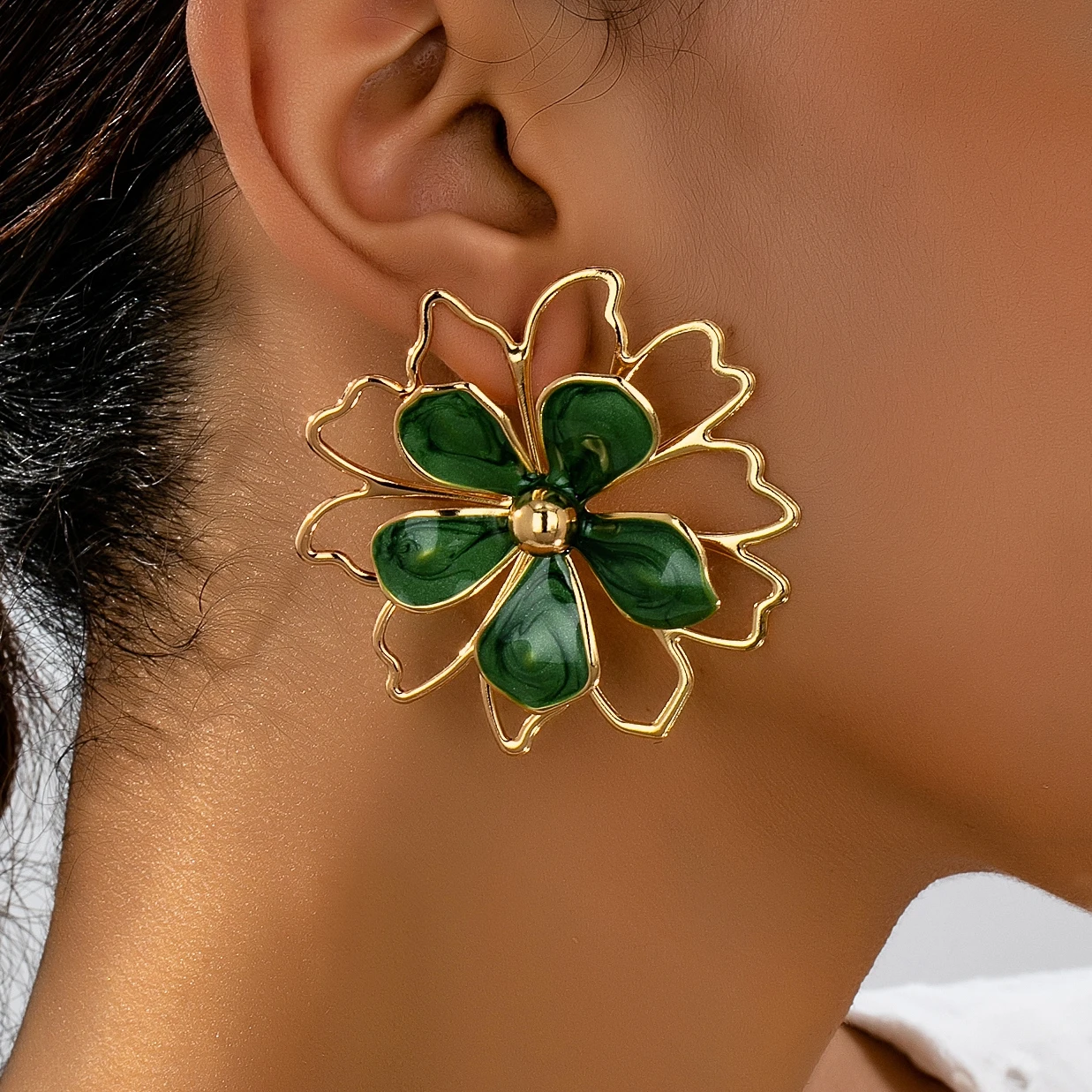 A Pair of Women's Earrings with Three-Dimensional Flower Design and Oil-Drip Craftsmanship, Unique and Bold Earrings Suitable for Daily Wear and Vacations