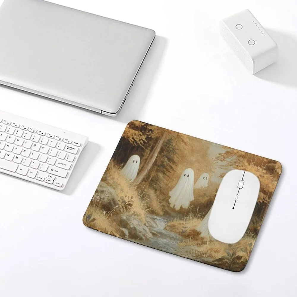 Mauspad mit Herbstwaldmotiv und niedlichen weißen Geistern, rutschfeste Gummiunterseite für kleine Büro- und Laptop-Schreibtischgebrauch