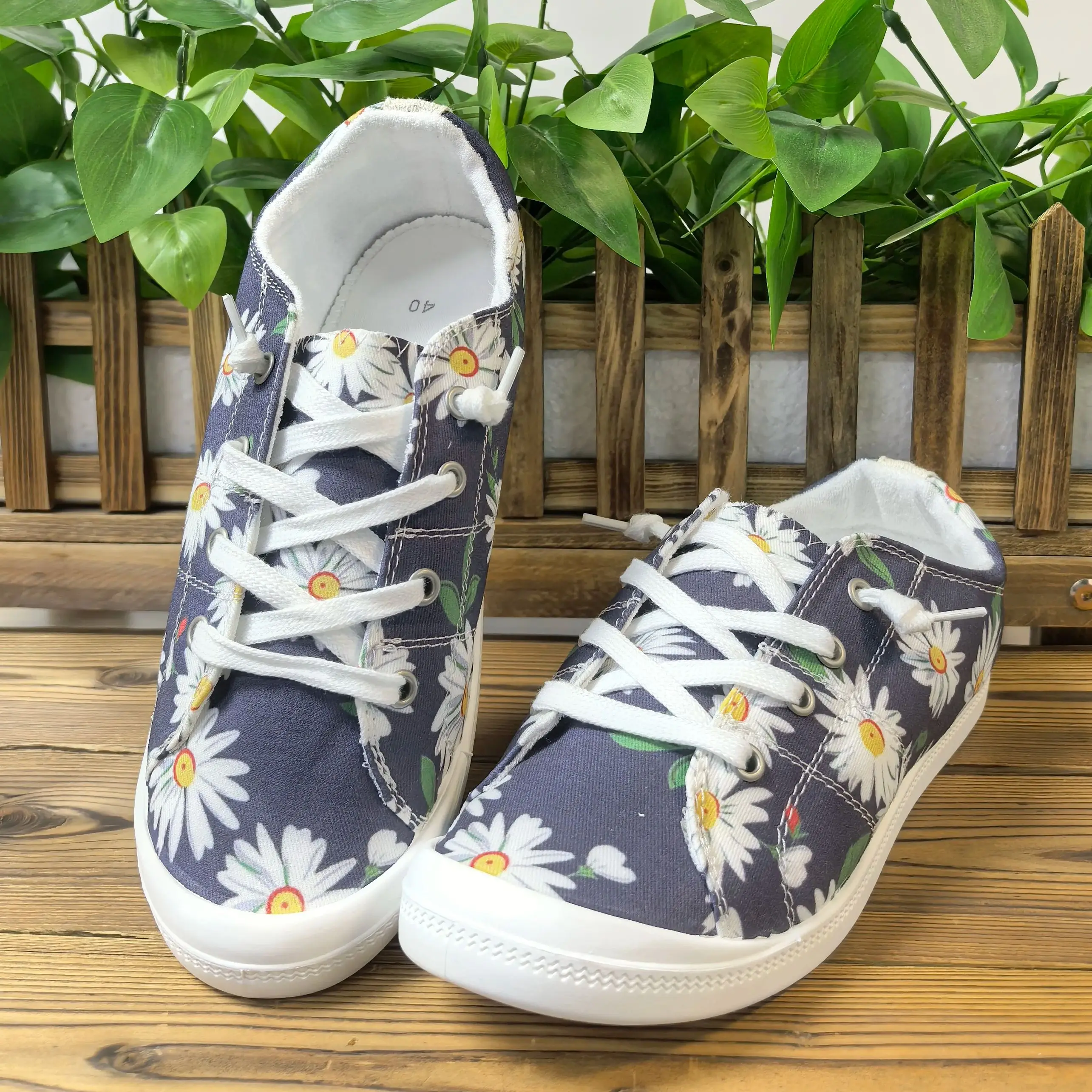 

A Pair of Women's Casual Outdoor Sneakers, Hiking Shoes, Running Shoes, New Spring 2026 Valentine's Day Slip-On Travel Season Fashion Gift Women's Shoes