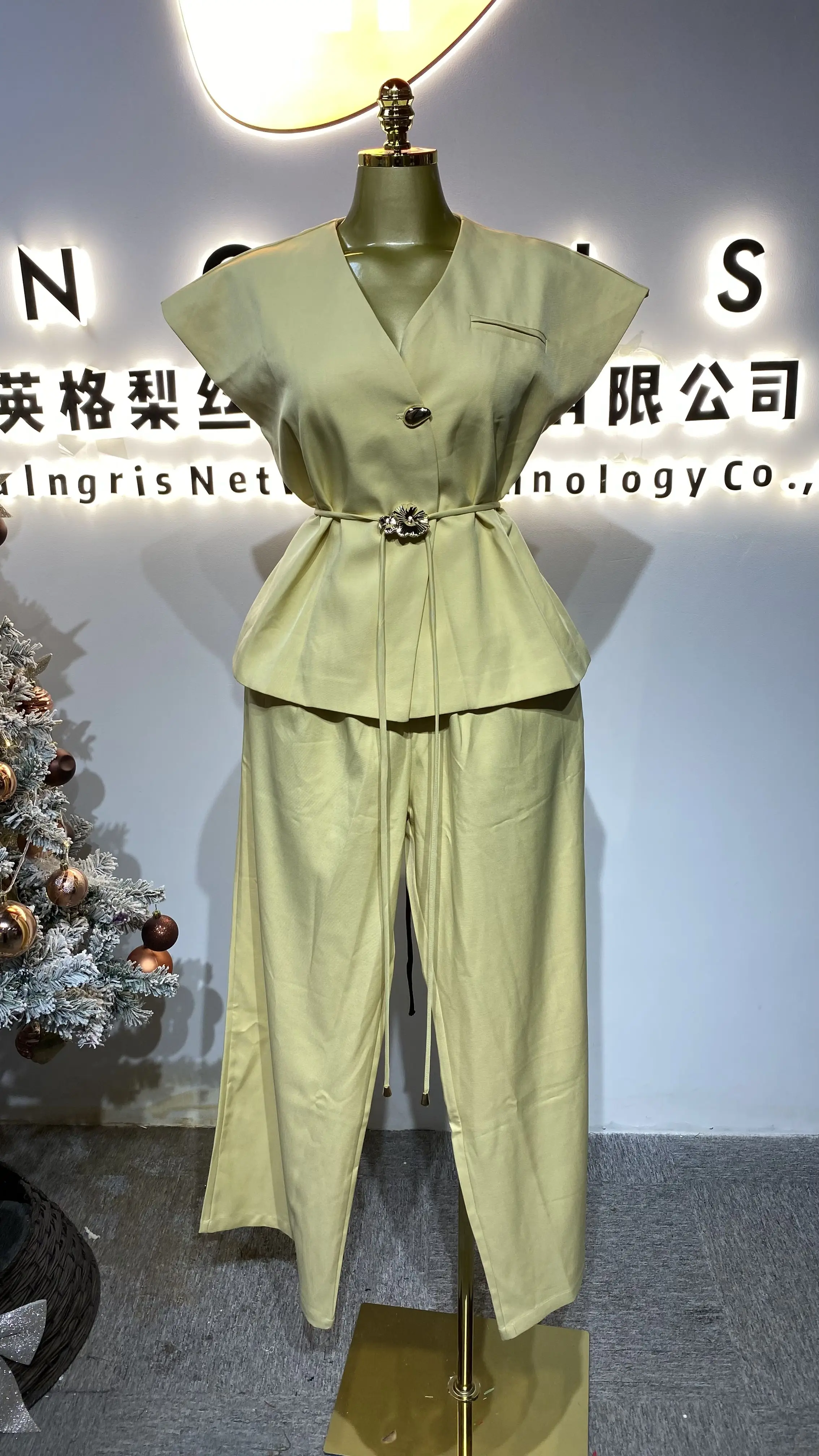 

Luxury quality fashion women's clothing, street style, sleeveless V-neck top and wide-leg pants 2-piece set-GZXX297