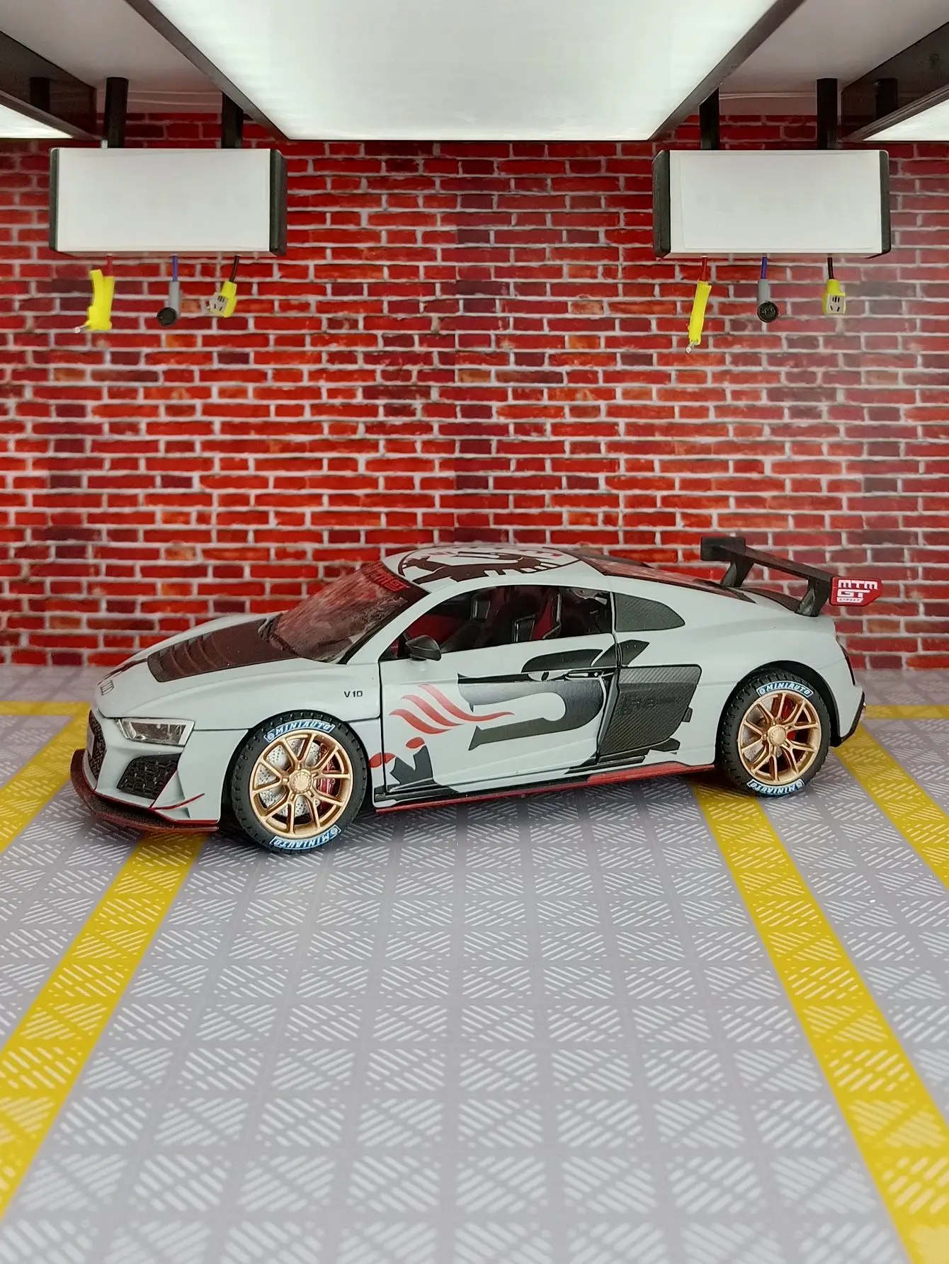 1/24 R8 V10 Track Edition Sports Car Alloy Acousto-Optic Model Doors Open Collectibles Boy Best Gift Furniture For Display