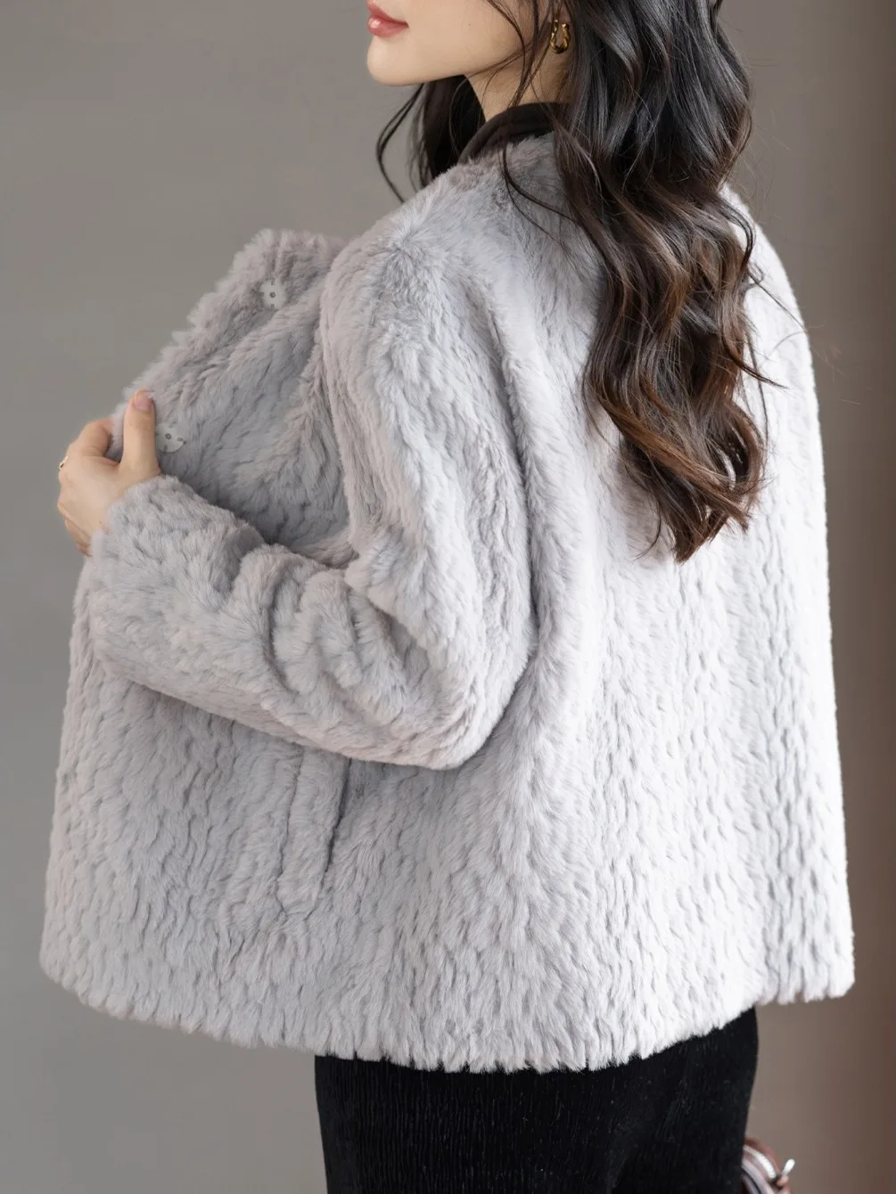 Ele Lamb Fur Jaet Women's Leather And Fur Inteated New 2025 Autumn Winter Lazy Age Reduction Top V-ne Long Sve