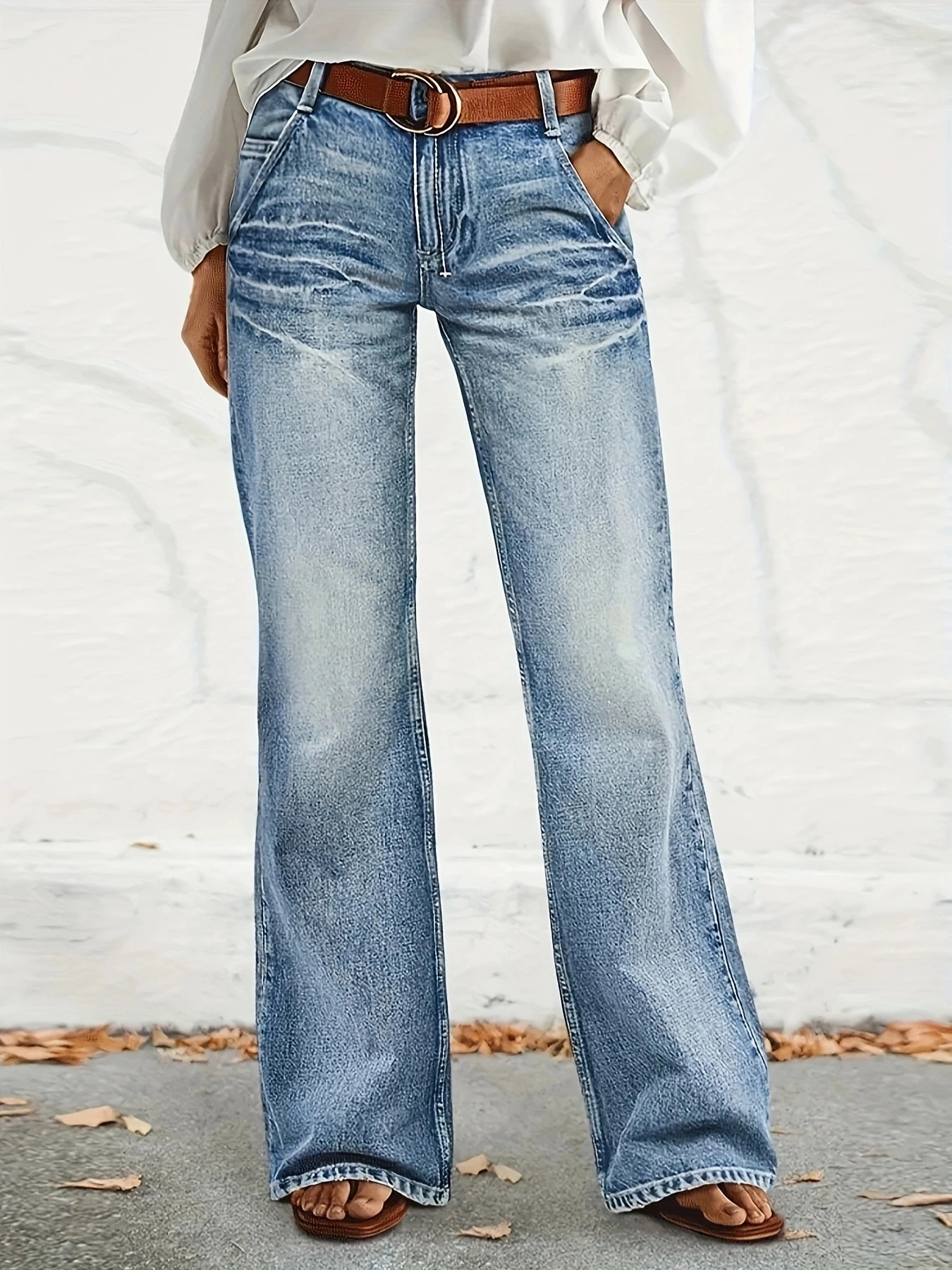 

Джинсы с завышенной талией, потертые и отбеленные, с рисунком молний, свободные и слегка расклешенные.