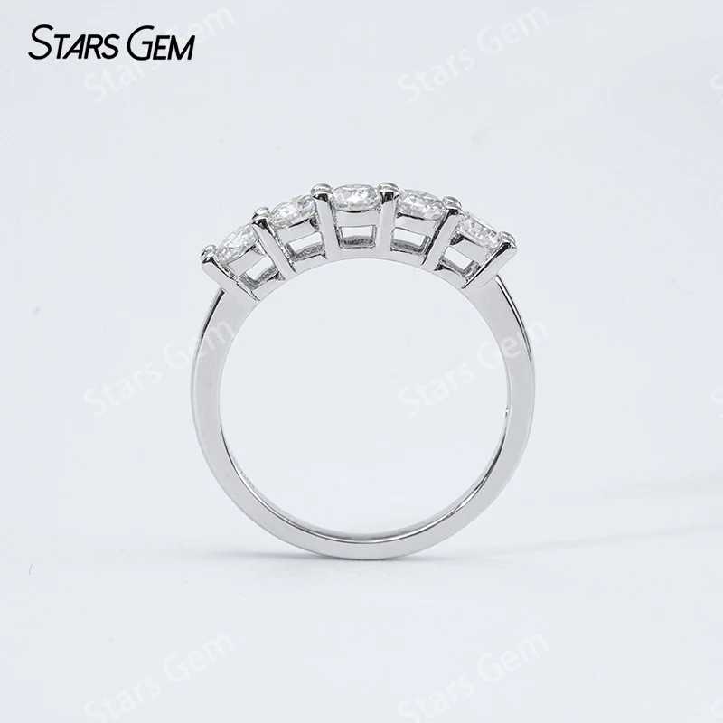 Anello con diamanti a cinque pietre Moissanite a taglio brillante rotondo in argento sterling Starsgem S925