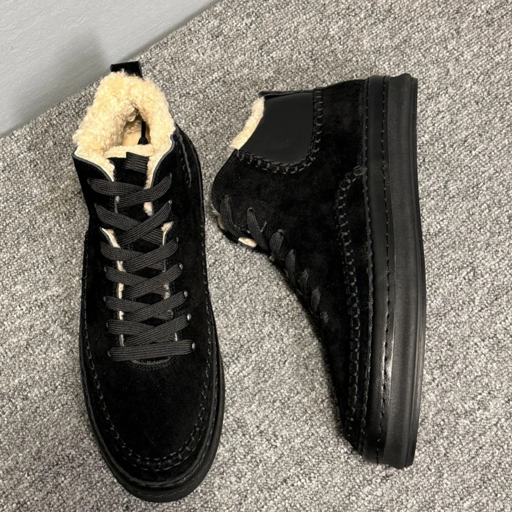 

New men's casual fleece leather high-top shoes with soft sole and laces for warmth. Winter hundred-tile men's short boots.