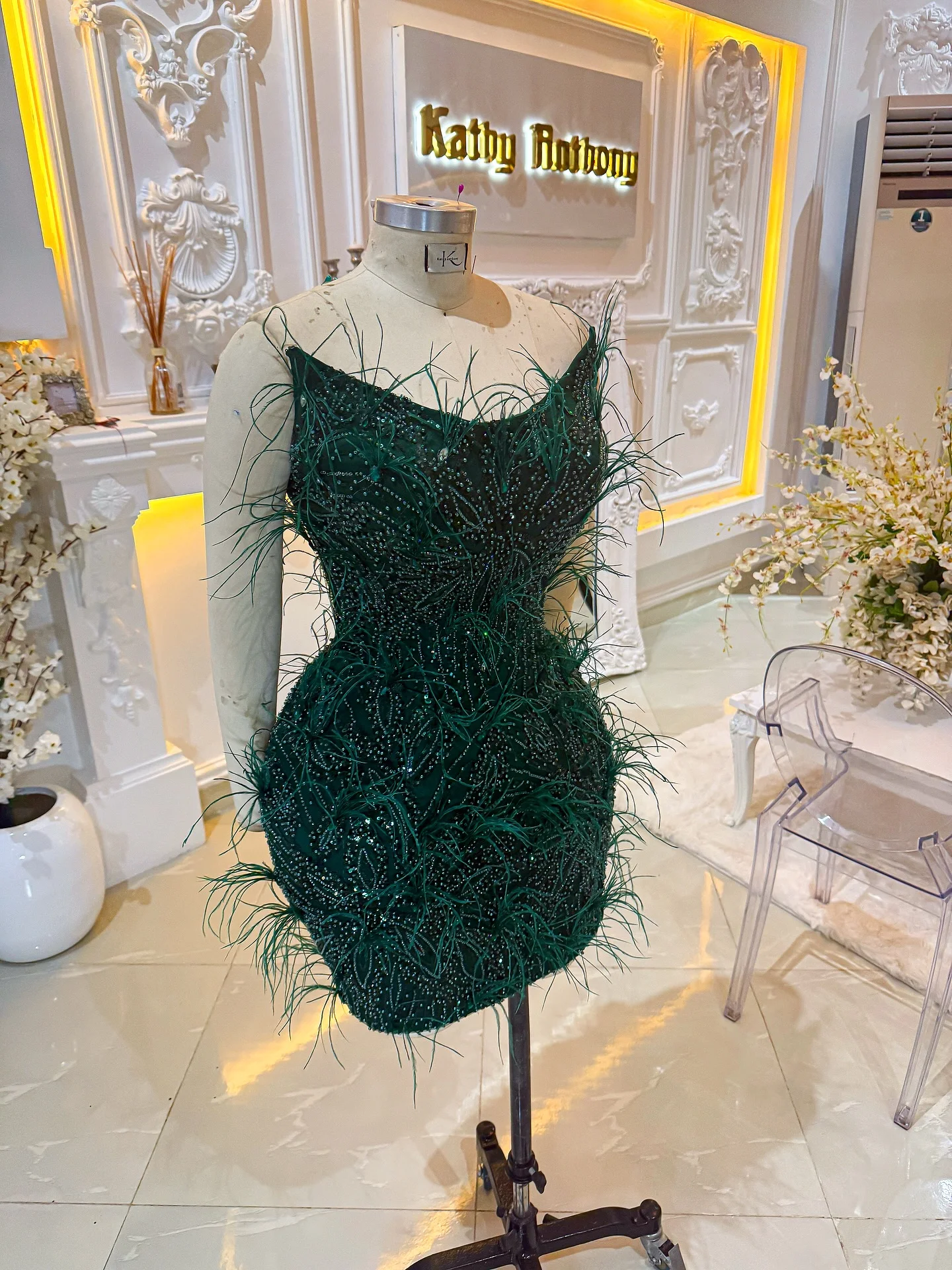 Nieuwe luxe smaragdgroene veren a-lijn avondjurk glitter kralen lovertjes galajurk met satijnen trein strik optochtjurk