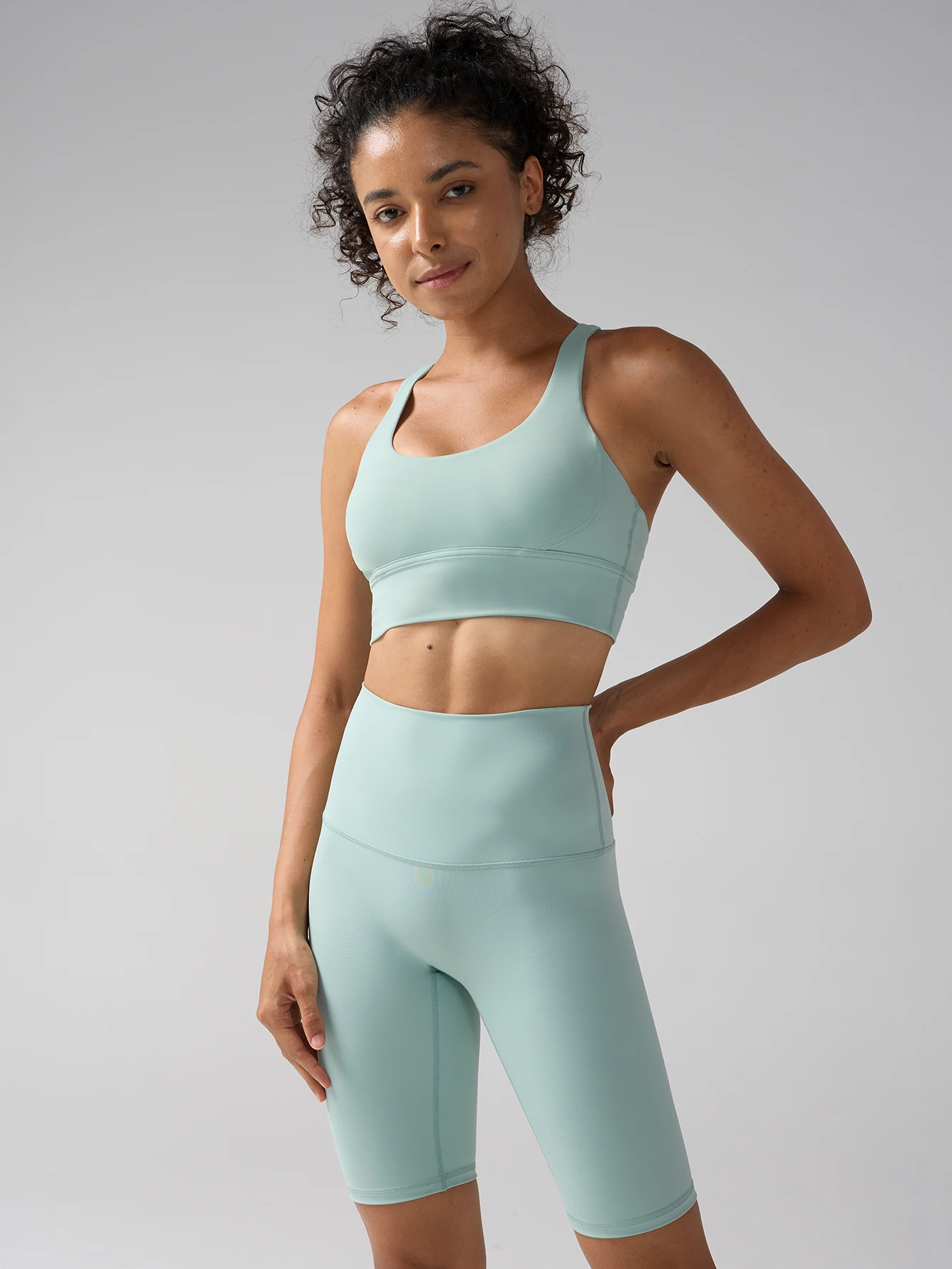 

Женский комплект для йоги из 2 предметов: сексуальный топ с красивой перекрестной спинкой и шорты с высокой талией для подтяжки бедер, для бега, тренировок, пилатеса, спортивный костюм