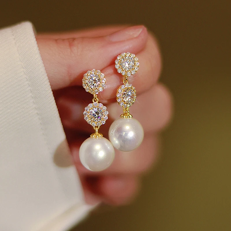 Huitan Ästhetische Simulierte Perle Hängen Ohrringe Frauen für Hochzeit Dazzling CZ Moderne Mode Weibliche Ohrringe Partei Schmuck