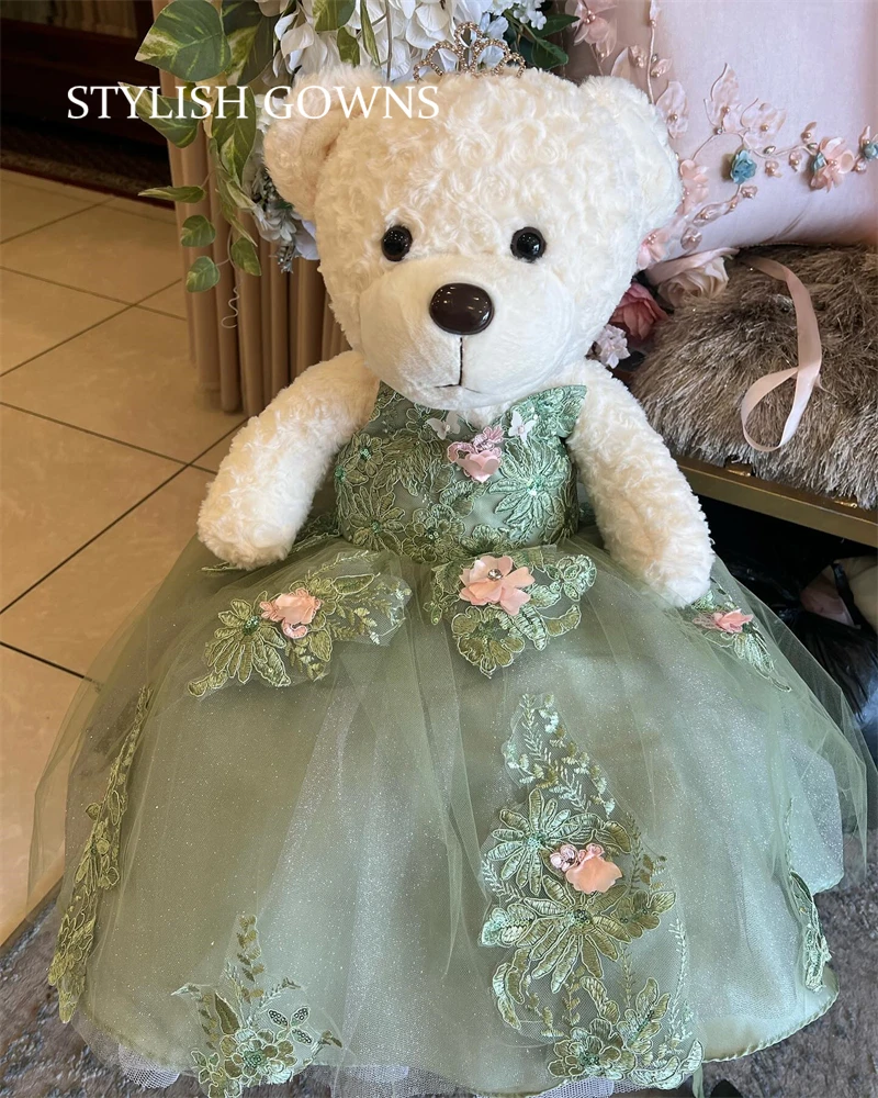 สีเขียวปิดไหล่ลิงค์พิเศษสําหรับส่วนบุคคล Quinceanera ตุ๊กตาหมีชุดประณีตลูกปัดดอกไม้ Appliques ที่กําหนดเอง