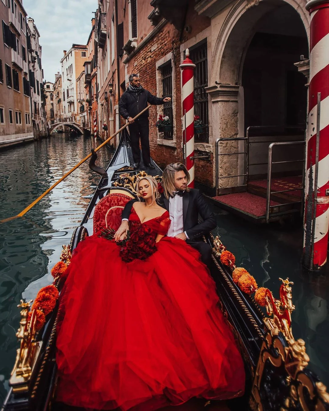 Romantic Red Wedding Dress Off Shoulder Fluffy Tulle Ball Gown Crystal Beads Custom Made Bridal Dresses Robe De Mariée