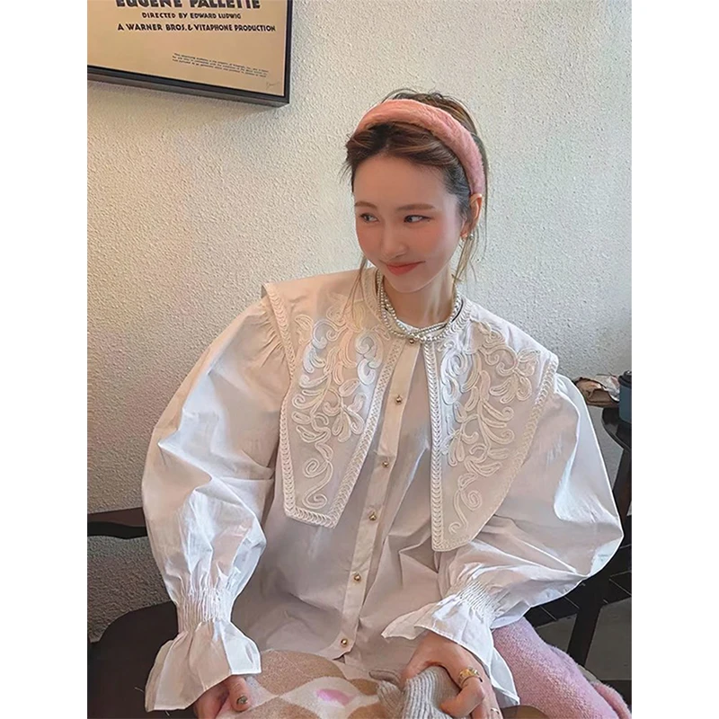 

Элегантные белые рубашки для женщин: модные блузки с вышивкой, расклешенными длинными рукавами, в корейском стиле, с воротником Питер Пэн, повседневные топы для офиса