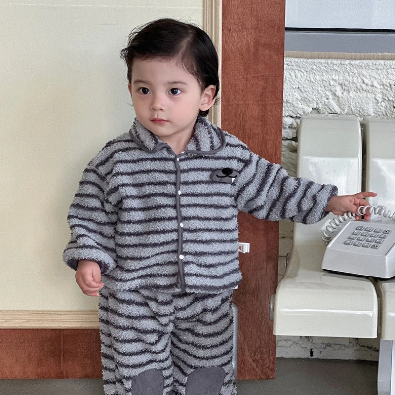 طقم بيجامة من الصوف المرجاني للأولاد 2025، ملابس نوم فائقة النعومة بأكمام طويلة للأطفال في فصل الشتاء مكونة من قطعتين