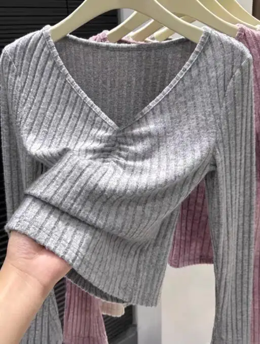 T-shirt base a maniche lunghe in stile moderno e minimalista per abbigliamento da donna, autunno/inverno 2025