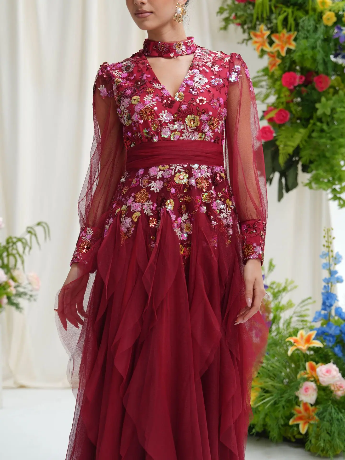 سيدة أنثى نمط العرقية مع جولة الرقبة، زهرة رائعة عالية الخصر تنورة طويلة، فستان مأدبة الحفلات السنوية، الملابس النسائية