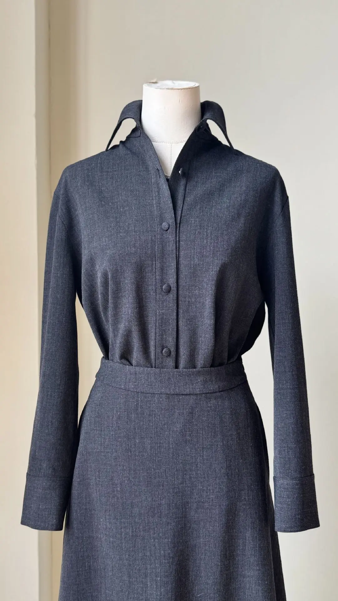 

Spring And Autumn Retro Style Outfit: Dark Gray Shirt, Slimming Top, And Skirt For Professional Commute