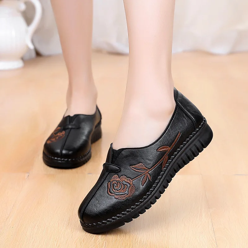 New Mom's Shoes For Women Soft Sole Women's Casual Genuine Leather Slip On Female Flats Ladies Moccasins Driving Casual Shoe