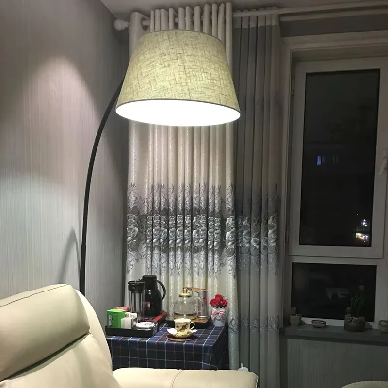 Lámpara de pie para sala de estar, mesa de sofá moderna y sencilla, lámpara vertical para dormitorio, decoración de tela de Metal negro grande, luz LED de noche para el hogar