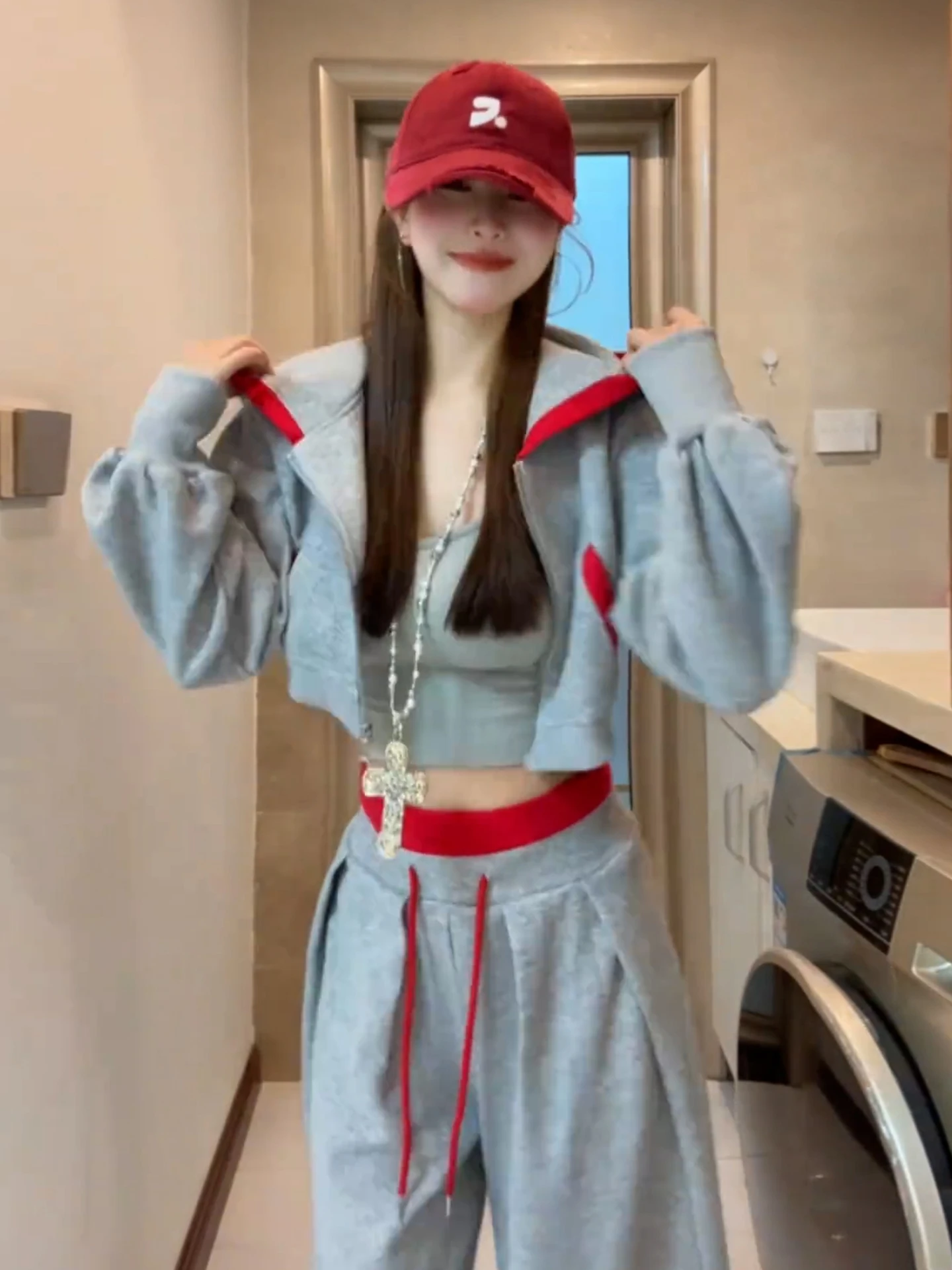 طقم نسائي أنيق للخريف مكون من سترة رمادية بقلنسوة وبنطلون واسع الساق بخصر مرتفع وتصميم برباط #4