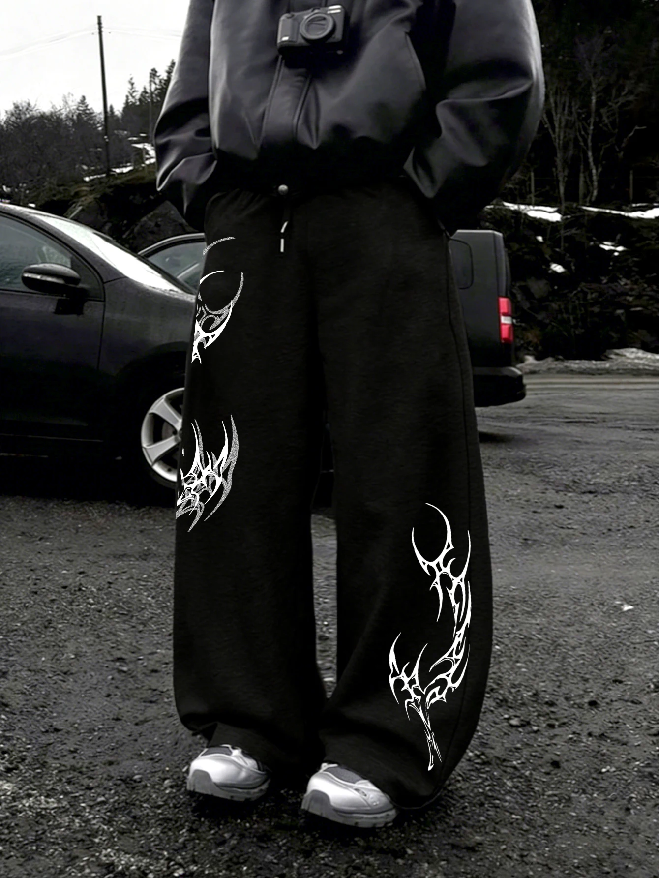 Men Y2K Dark Gothic Streetwear Baggy Sweatpants, Dual-Leg Asymmetrical White Alien Thorn Horn TotemGraphicPrintDrawstringWideLeg